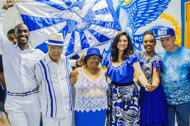 Maria Rita leva público ao delírio durante feijoada da Portela