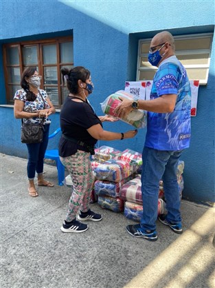 Portela distribuiu 200 cestas básicas doadas em ação promovida por Marisa Monte