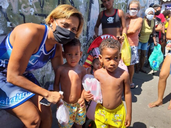No Dia de São Cosme e Damião, Portela distribui doces pelas ruas de Madureira 