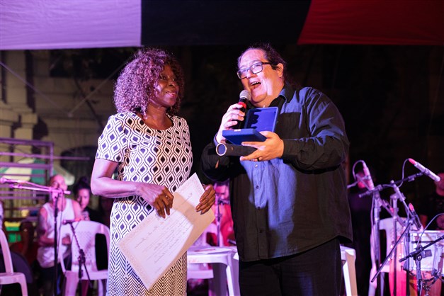 Baluarte da Portela, dona Neném recebe a Medalha Pedro Ernesto