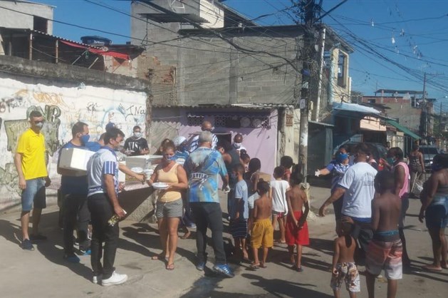 Portela distribui quentinhas e cestas básicas na Comunidade do Cajueiro