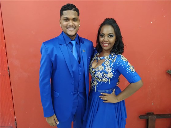 Emanuel Lima e Camylinha Nascimento formam o segundo casal de mestre-sala e porta-bandeira da Portela