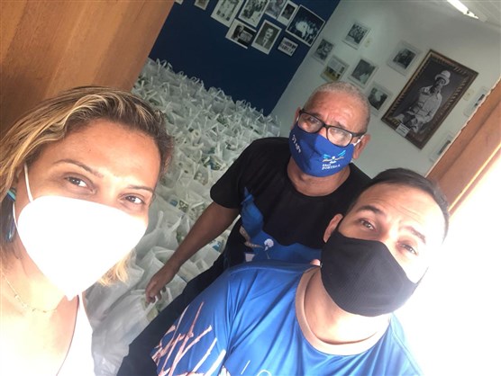 Departamento de Cidadania da Portela entrega 180 cestas básicas para funcionários e moradores da região
