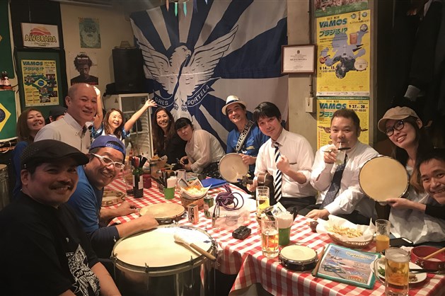 Japoneses fazem roda de samba para celebrar o aniversário da Portela