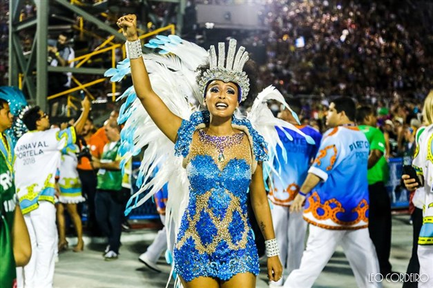 Atriz Sheron Menezzes visita barracão da Portela e confirma presença no desfile