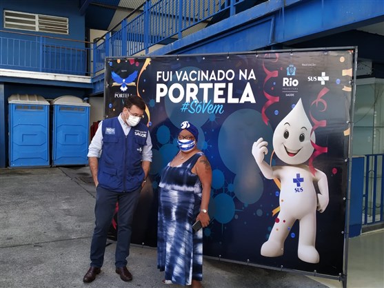 Primeiro dia de vacinação na quadra da Portela é marcado  por grande procura
