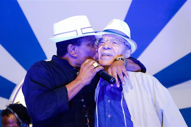 Neguinho da Beija-Flor recebeu homenagem na feijoada da Portela