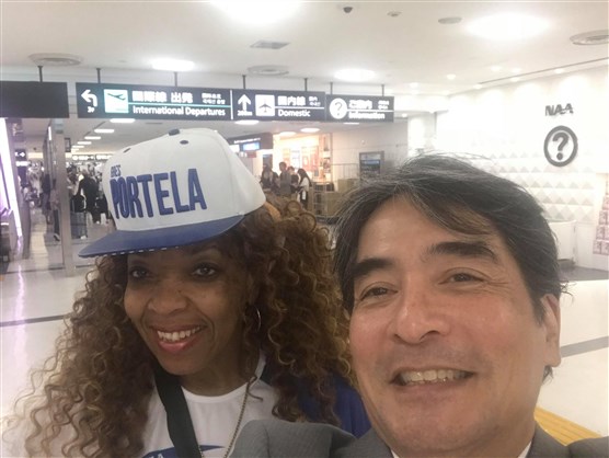 Coordenadora da ala de passistas da Portela desembarca em Tóquio para promover oficinas