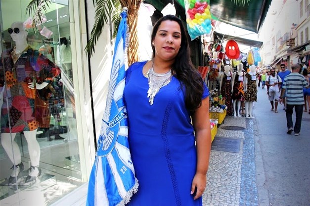 Porta Bandeira da Portela Realiza Ensaio Fotográfico Plus Size