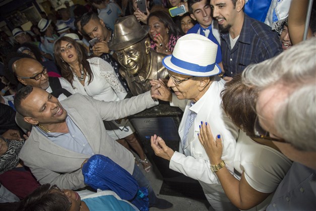 Busto de Monarco é inaugurado com festa na Portela