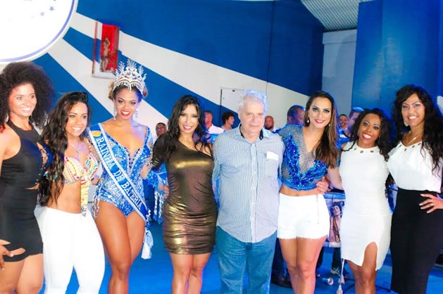 Bianca Monteiro é coroada rainha de bateria da Portela