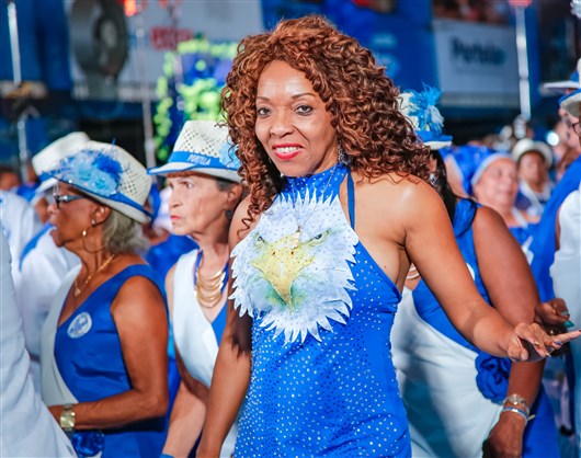 Nilce Fran ministra workshop de samba no pé na Argentina