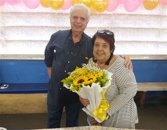 Rosa Magalhães ganha festa de aniversário surpresa no barracão da Portela
