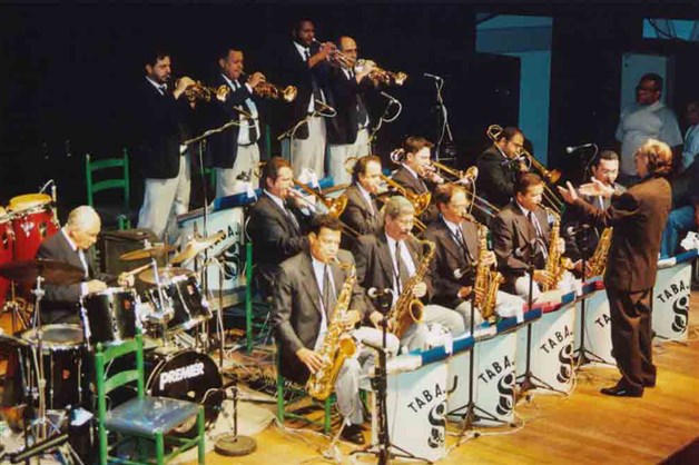 Orquestra Tabajara anima baile na quadra da Portela, nesta quarta-feira